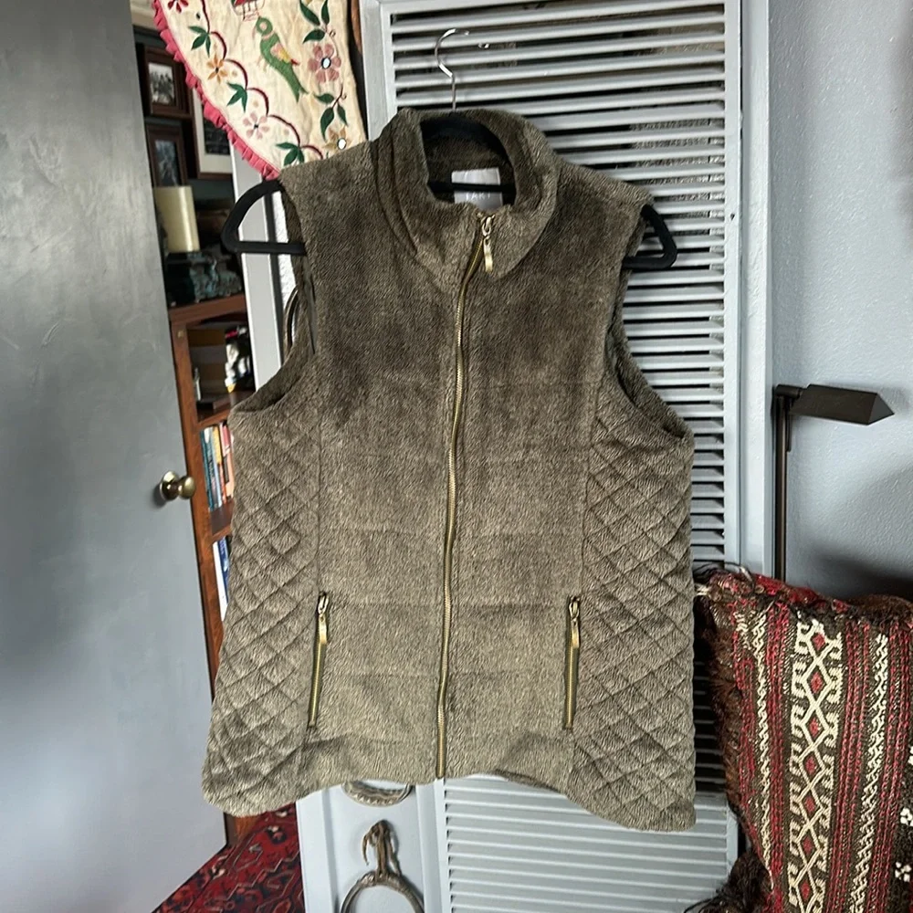 XL Lemon Tart quilted Vest in a gorgeous army green color. Super cozy & cozy EUC - Picture 7 of 12